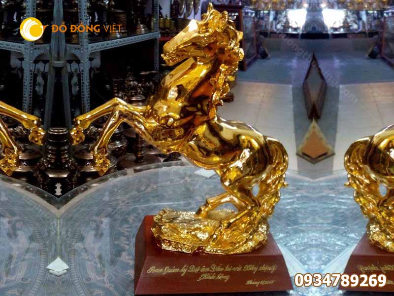 tượng ngựa bằng đồng mạ vàng