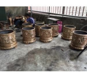 Bát hương đồng đúc nổi song long chầu nguyệt