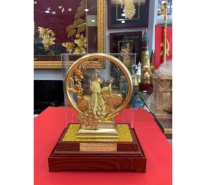 Biểu trưng đôi chim công dát vàng làm quà tặng tân gia ý nghĩa