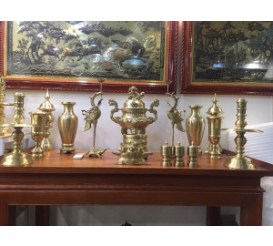 Bộ đỉnh đồng thờ cúng đầy đủ bằng đồng vàng mộc chạm sòi trơn