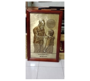 Bức tranh Bác Hồ quàng khăn quàng đỏ cho em bé học sinh