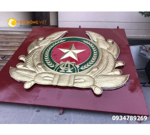 Chạm huy hiệu Công An nhân dân tại  TP.Hồ Chí Minh