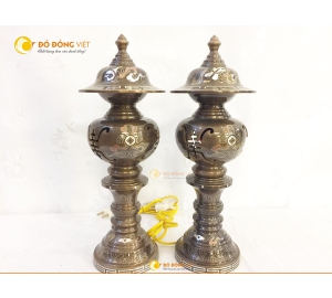 Đôi đèn thờ bằng đồng khảm ngũ sắc tinh xảo