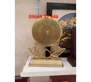 Đồ đồng Việt đúc mặt trống đồng dk 15 cm có đế hoa sen