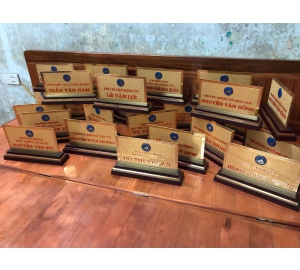 Đồ đồng Việt nhận chế tác biển chức danh bằng đồng để bàn theo yêu cầu