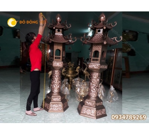Đôi đèn đồng thờ cúng cỡ lớn dành cho đình chùa, đền, phủ.