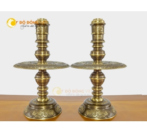Đôi chân nến bằng đồng vàng hun, chạm tứ linh
