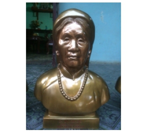 Đúc tượng chân dung cụ bà