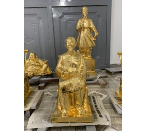 Đúc tượng Bác Hồ ngồi đọc báo bằng đồng mạ vàng 24k