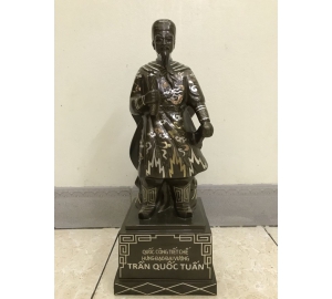 Đúc tượng Trần Quốc Tuấn bằng đồng khảm ngũ sắc đẹp tinh xảo