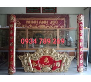 Giá bán cuốn thư câu đối bằng đồng vàng nền đỏ đẹp tinh xảo