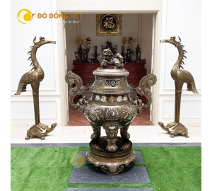 Lư Hương Hạc Đồng đặt ở sân nhà thờ họ