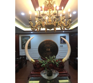 Mặt trống đồng đặt trên giá gỗ bằng đồng đỏ sơn đen cao cấp đẹp tinh xảo