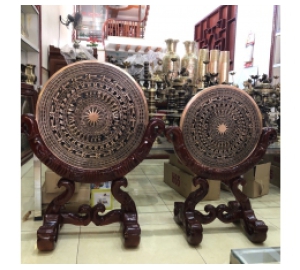 Mặt trống đồng đúc đặt trên giá gỗ, quà tặng mặt trống đồng cao cấp