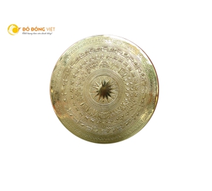 Mặt trống đồng được chạm thủ cônghọa tiết theo mẫu trống đồng Đông Sơn