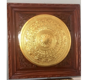 Tranh mặt trống đồng ăn mòn khung gỗ chạm cánh dơi