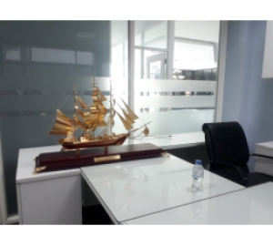 Quà tặng thuyền buồm phong thủy, thuyền buồm mạ vàng 24k cao cấp