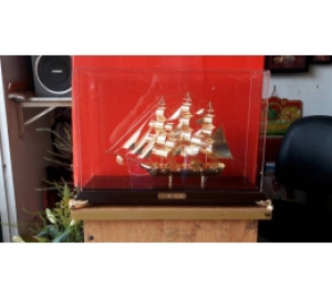 Quà tặng thuyền buồm dát  vàng 24k cao 30cm 