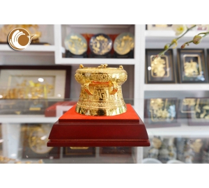 Quà tặng trống đồng mạ vàng đường kính 12cm