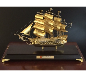Thuyền buồm mạ vàng làm quà tặng Sếp dịp Tết Canh Tý 2020