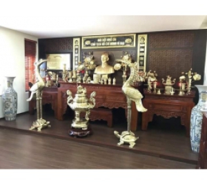 Trang trí nội thất phòng thờ Bác Hồ với đồ thờ cúng bằng đồng