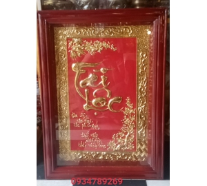 Tranh chữ tài lộc bằng đồng vàng nền đỏ khung gỗ