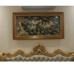 Tranh đồng Mã đáo thành công treo phòng khách sang trọng