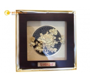 Tranh hoa mai dát vàng và  ý nghĩa thiết  thực