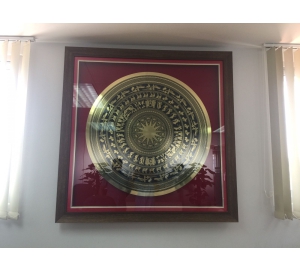 Tranh mặt  trống đồng Đông Sơn ăn mòn, giá bán khung tranh mặt trống đồng