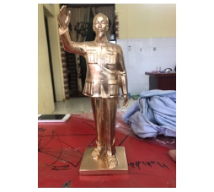 Tượng Bác Hồ đứng vẫy tay chào bằng đồng đỏ