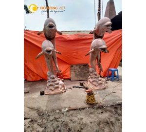 Đúc tượng cá heo biểu tượng của sự may mắn