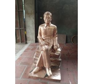 Tượng chân dung toàn thân bằng đồng đỏ