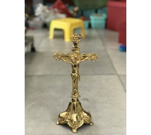  Tượng Chúa Giê-su và cây thánh giá mạ vàng ròng.