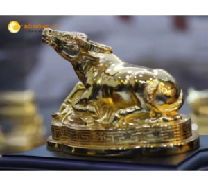 Tượng con trâu bằng đồng mạ vàng 24k