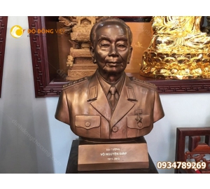 Tượng đồng Đại Tướng Võ Nguyên Giáp