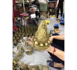 Tượng đồng gà mái ấp trứng