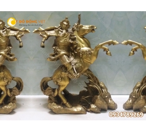 Tượng Quan Công cưỡi ngựa tay cầm đao