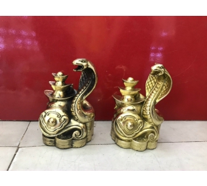 Linh vật rắn phong thủy bằng đồng quấn thỏi vàng