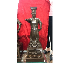 Tượng vua Đinh Tiên Hoàng