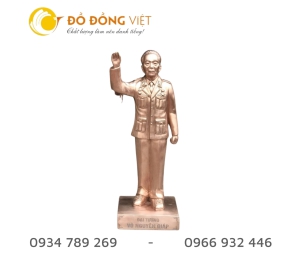 Đúc tượng đại tướng Võ Nguyên Giáp giơ tay chào bằng đồng đỏ