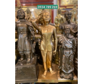 Tượng đài anh hùng Võ Thị Sáu Đứng bằng đồng