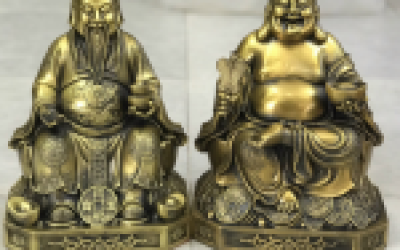 Có nên đặt tiền thật lên bàn thờ thần tài không
