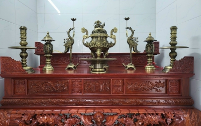 SỬ DỤNG ĐỒ THỜ BẰNG ĐỒNG ĐẠI BÁI ĐỂ BÀI TRÍ BÀN THỜ TỐT NHẤT CHO GIA CHỦ 